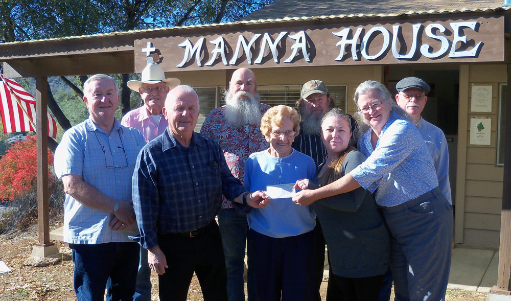 Odd-Fellows-donate-to-Manna-House