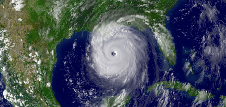 PHOTO eyewall2 hurricane katrina 082805 700x438 original