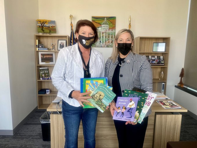 book FRY1i4oVkAA9UZv
