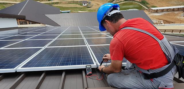 solar technician 3936984 640