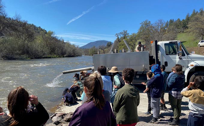 KlamathRiverSalmonRelease