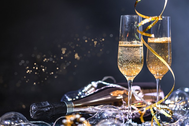 wine 6688901 640 new years eve glasses