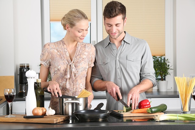 happy couple healthy eating valentines day 1979272 640