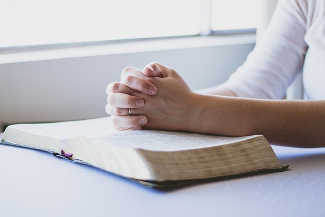 christian bible prayer 1308663 640