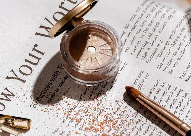 cosmetics eyeliner 4713577 640