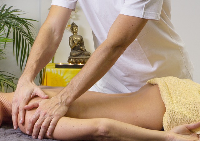 shoulder pain whitesession massage 2768832 640